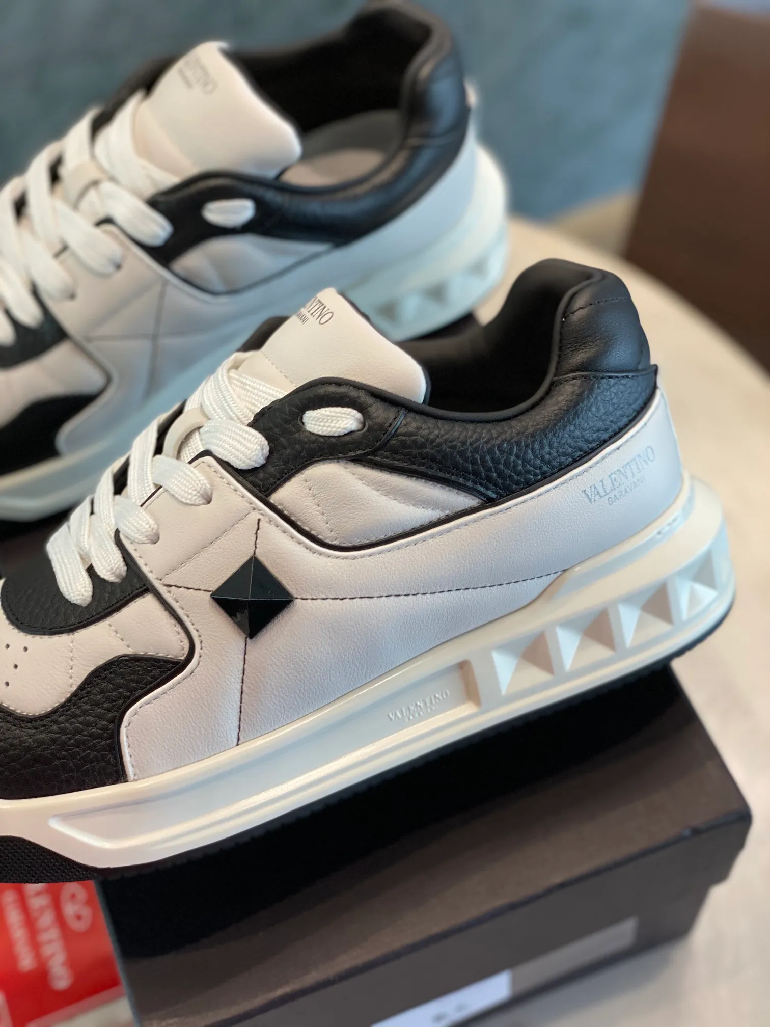👟👟Ex-factory price 780👟👟 Valentino ONE STUD calfskin lace-up sneakers. Soft suede low-top sneakers, classic and versatile, couple's sneakers, special goods, worth buying! A pair of simple shoes with unique details will save you from the difficulty of dressing. OneStud sneakers, with quilted plaid and oversized rivets, create an eye-catching punk style and get rid of the heavy feeling of this season's clothing. U👟👟Ex-factory price raise calfskin derby shoes, with exquisite leather construction and simple silhouette, smooth lines set the tone of coolness, they are a versatile item in the wardrobe. There are more Valentino boutique shoes waiting for you to unlock! It’s time to get the shoes you’ve been coveting for a long time! Officially on sale 7,+++ - Seven straps, decorated with metallic rubber effect. Decoration on the back and tongue. Size 35-44.